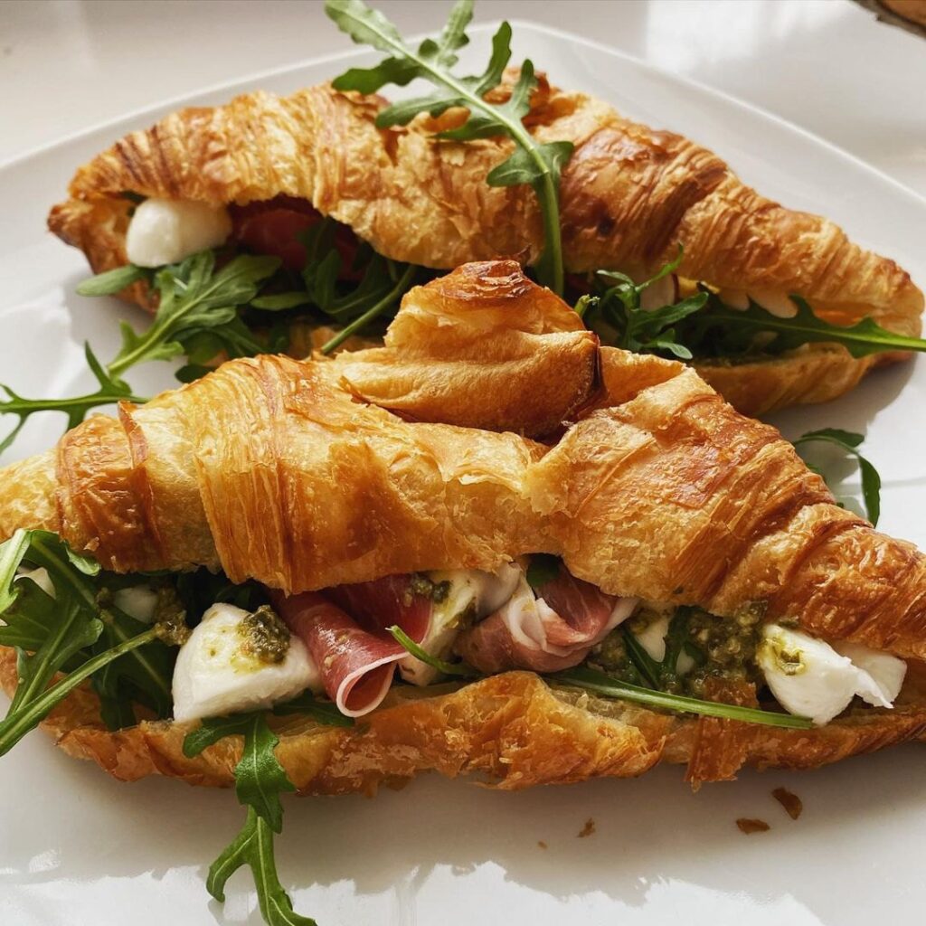 Croissants pesto jambon cru boules de mozzarella et roquette
