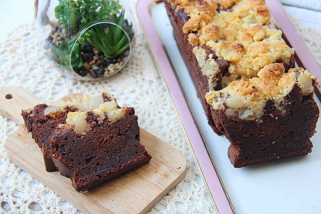 Gâteau au chocolat et crumble à la poire