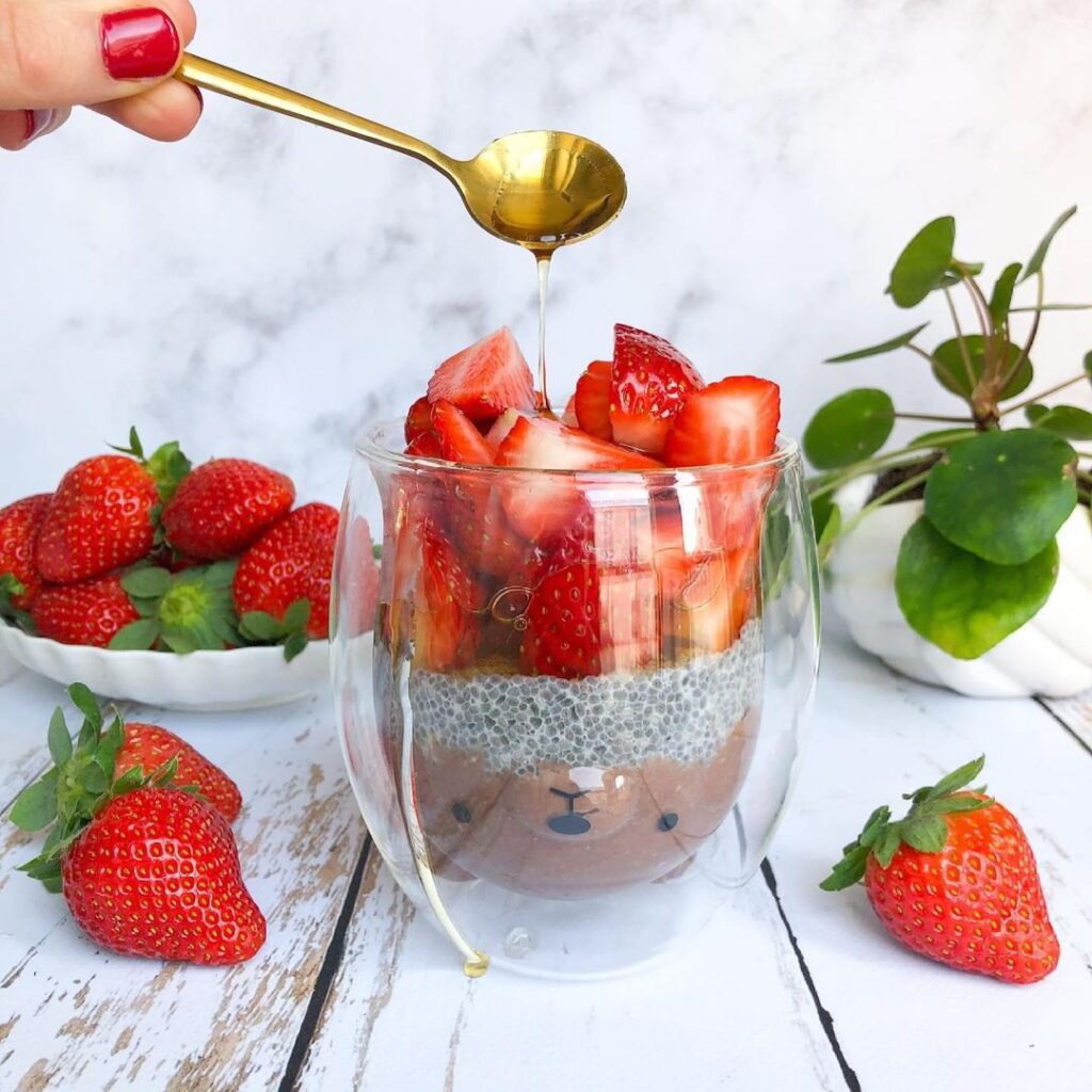 Fraises et le miel de pissenlit fait maison