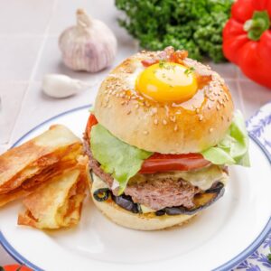 Burger mit knusprigen Kartoffeln