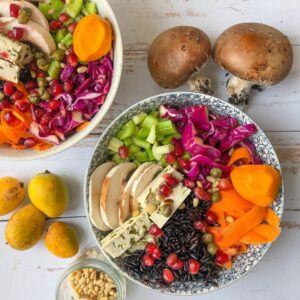 Poke bowls riz noir chou rouge câpres