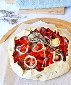 Tarte rustique poivron, oignon rouge et chèvre
