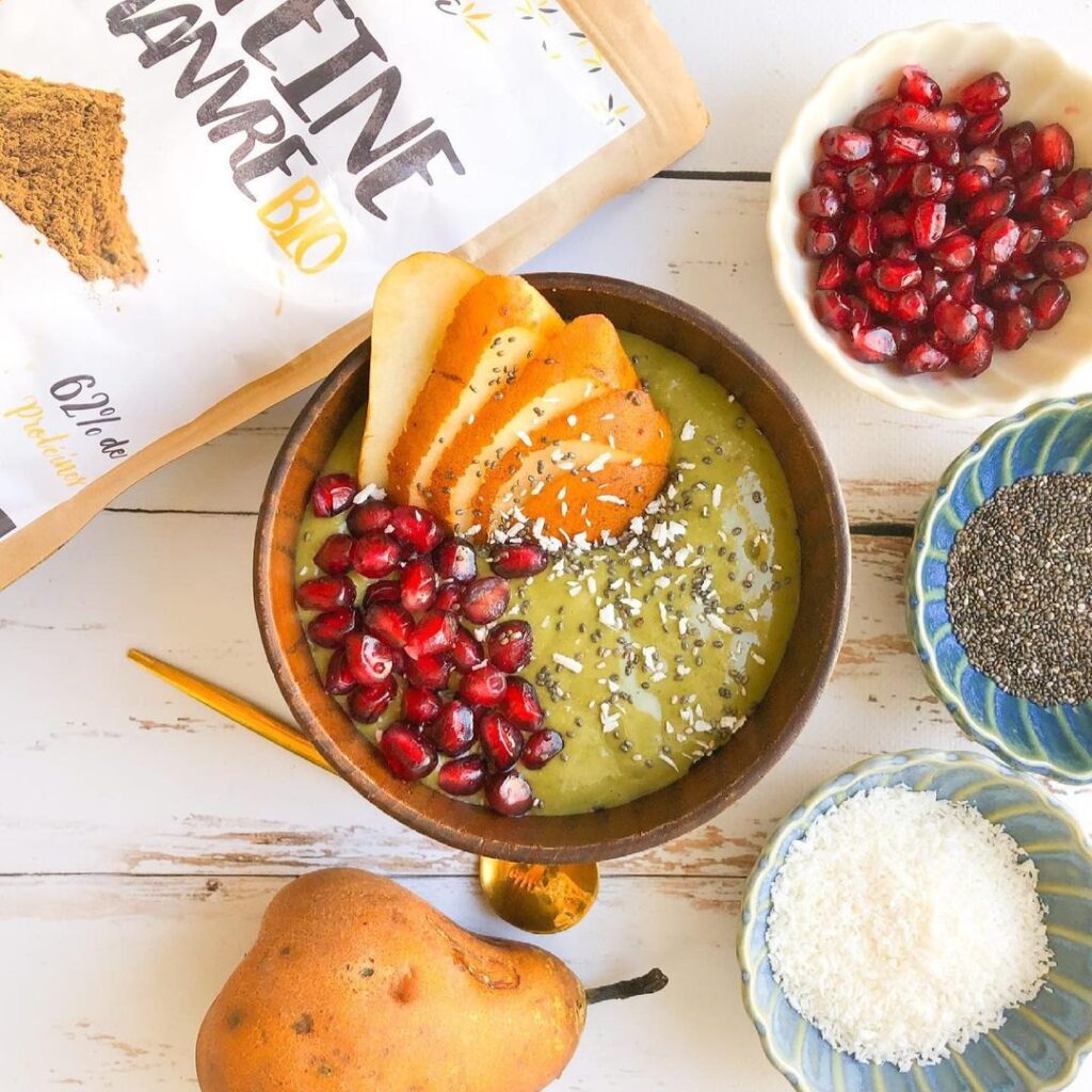 Smoothie bowl vert au matcha et à la poire