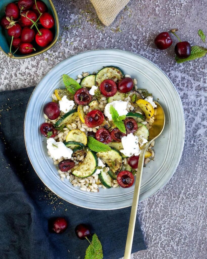 Salade d’orge, courgettes & cerise