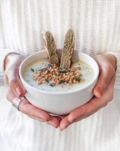 Velouté de panais, chou fleur & granola de sarrasin