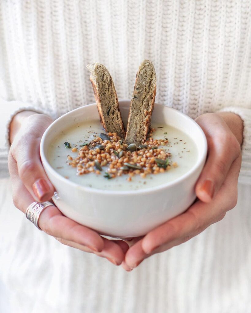 Velouté de panais, chou fleur & granola de sarrasin
