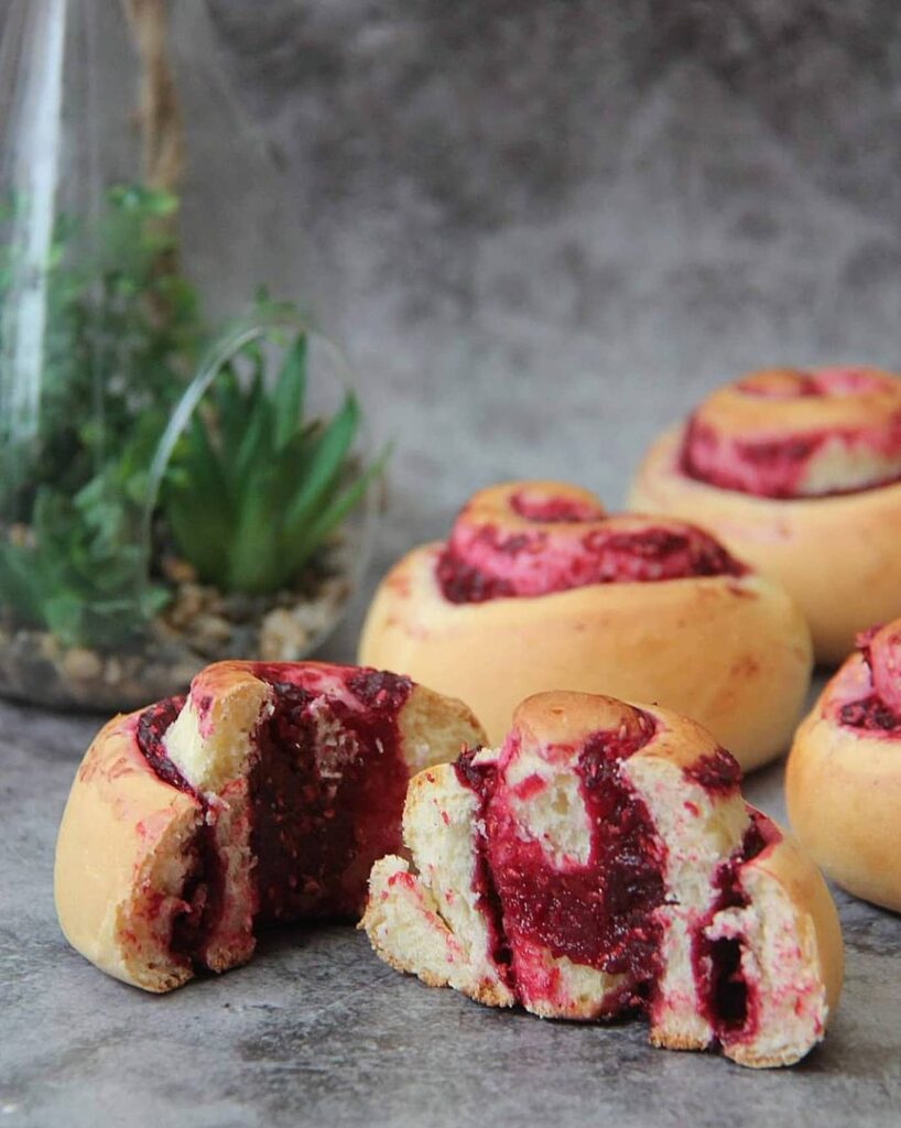 Briochette roulée à la framboise
