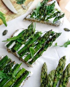 Tartines d’asperges vertes