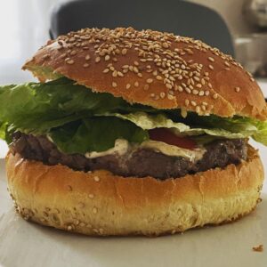 Burger steak haché, tomates, salade, boursin et cheddar