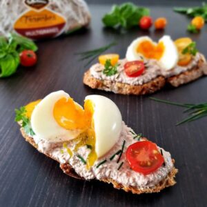 Tartines multigraines aux rillettes thon-mascarpone et œuf mollet