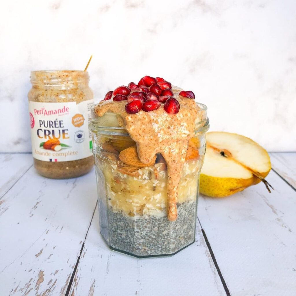 Graines de chia mélangées avec du lait d’amande