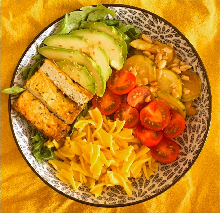 Salade de pâtes, courgettes teriaky, suprême de tofu à l’ail des ours, avocat et tomates