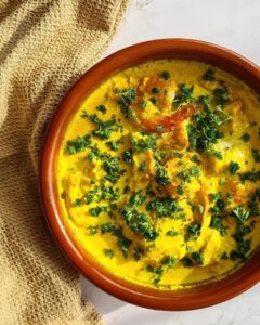 Mélange de poissons et crevettes au lait de coco et curry