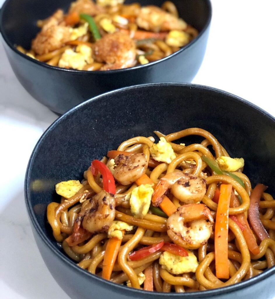 Udon sautés aux légumes et crevettes