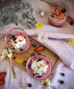 Smoothie fruits rouges banane et yaourt coco