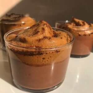 Cafe Dalgona et mousse au chocolat vegan Cafe Dalgona et mousse au chocolat vegan