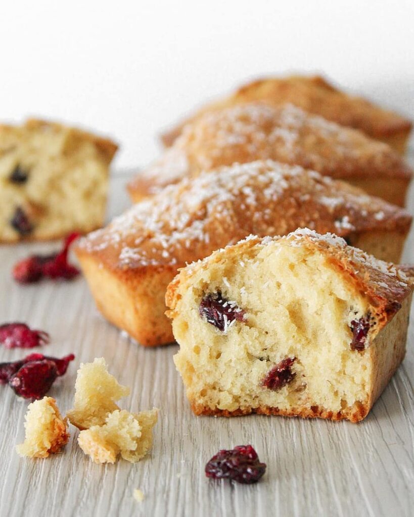 Cake au yaourt, cramberries et coco
