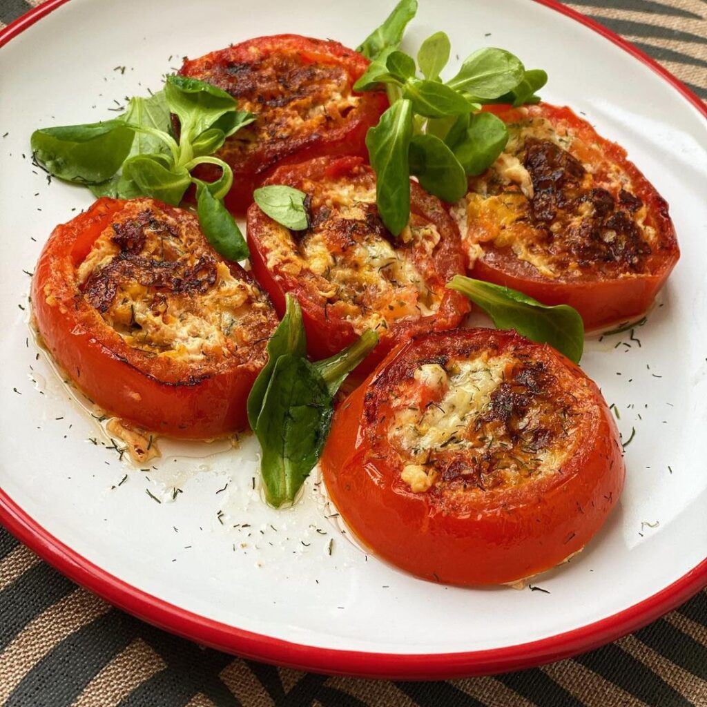 Tomates au fromage et œufs