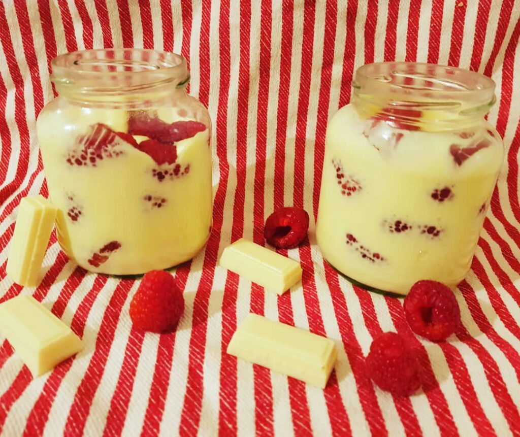 Mousse au chocolat blanc et framboises