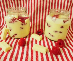 Mousse au chocolat blanc et framboises