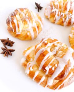 Brioches à la cannelle avec glaçage