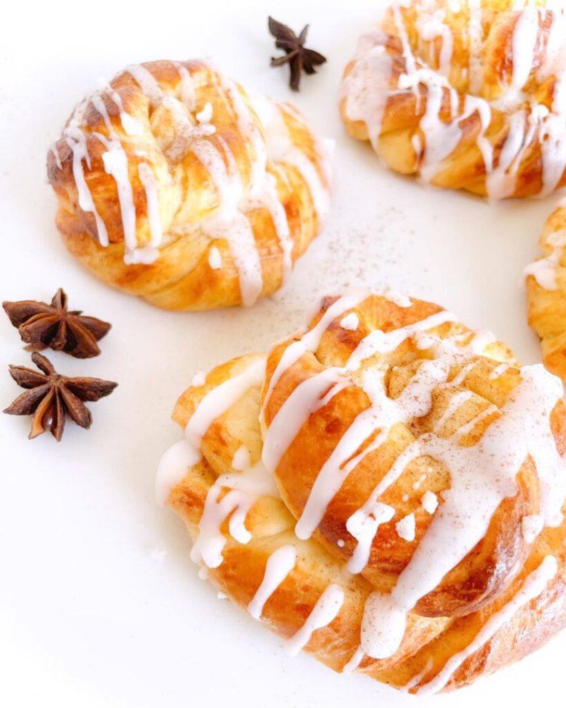 Brioches à la cannelle avec glaçage