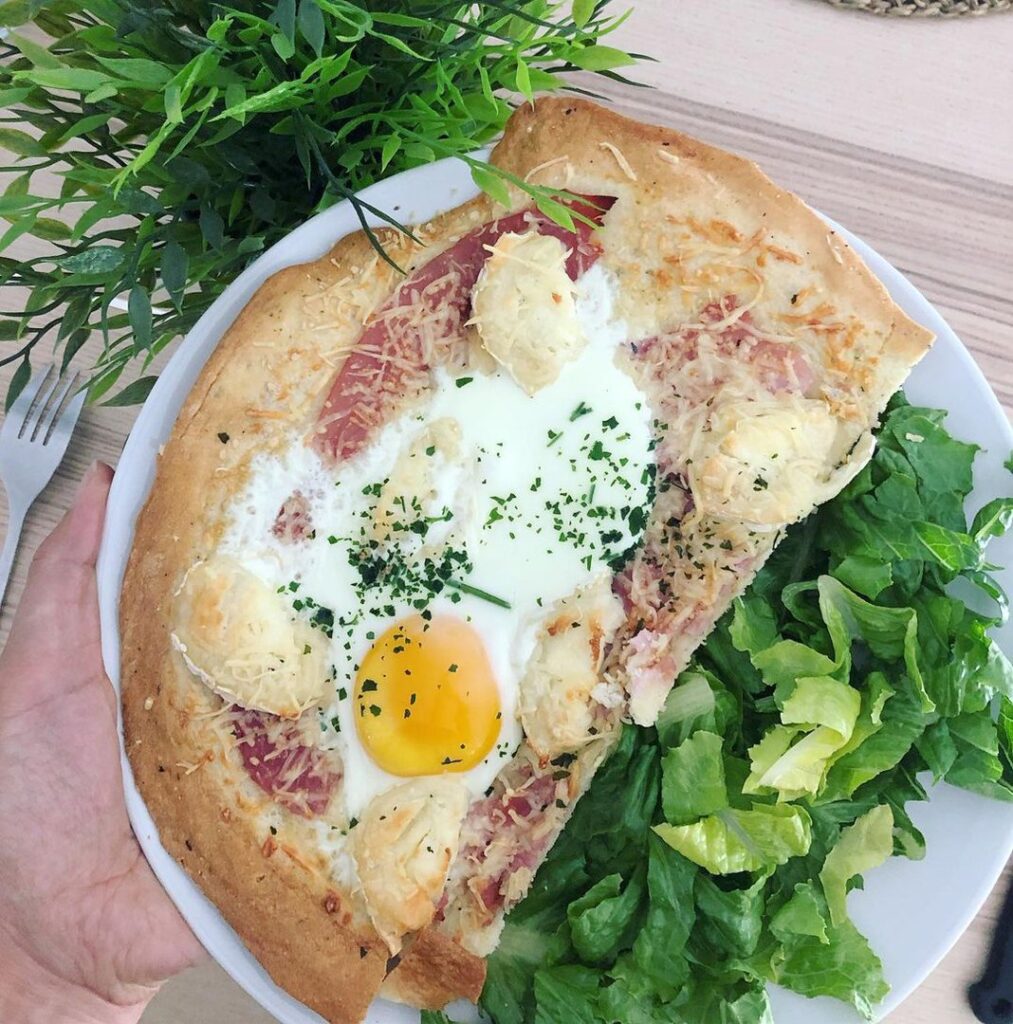 Pizza jambon-chevre-oeuf