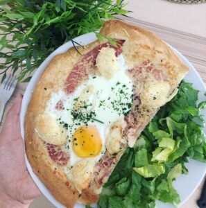 Pizza jambon-chevre-oeuf