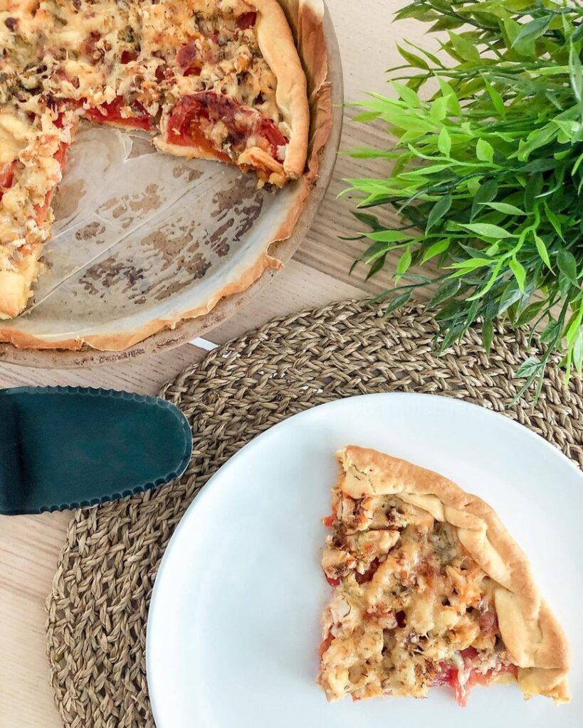 Tarte au thon tomates et fromage râpé