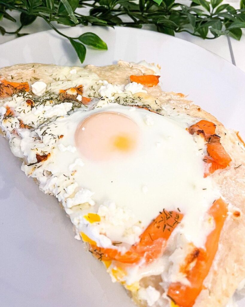 Pizza maison truite et oeuf miroir