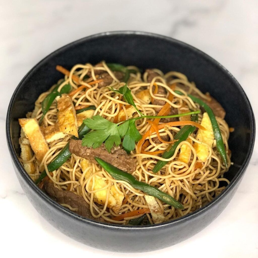 Nouilles sautées au bœuf et à l&rsquo;omelette