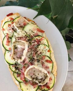 Pizza courgettes-lardon-chèvre