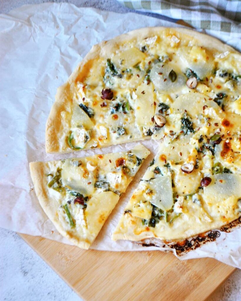 Pizza poire fromage bleu miel et noisettes