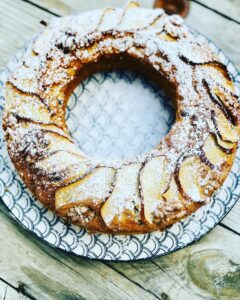 Gâteau aux pommes, raisins secs et noix