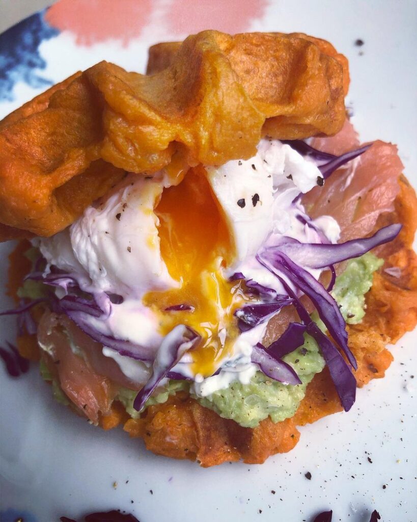 Burger façon gaufres de patate douce et saumon