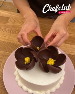Bolo decorado com chantilly & chocolate