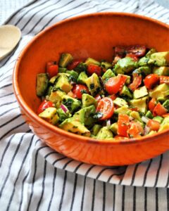 Salade d&rsquo;avocat, tomate et oignon rouge