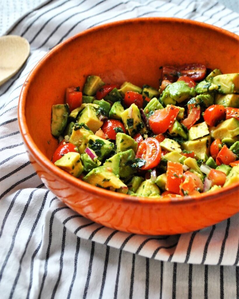 Salade d&rsquo;avocat, tomate et oignon rouge