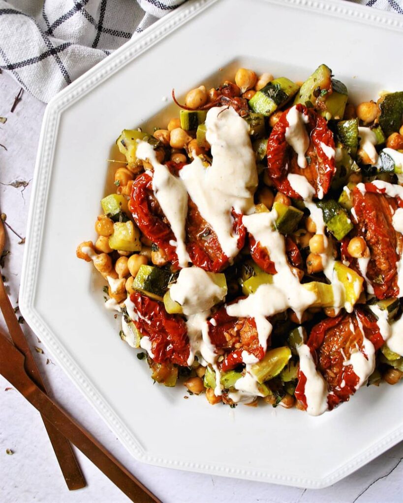 Salade complète pois chiche courgette tomates séchées