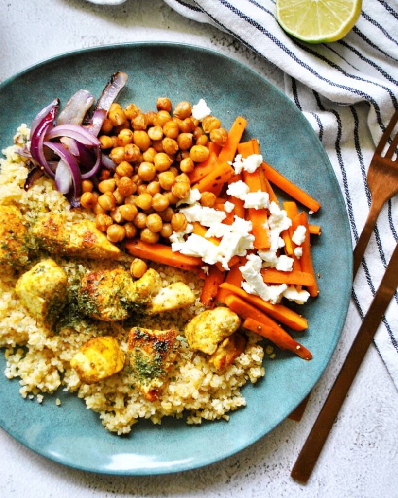 Assiette complète aux épices et carottes à la feta