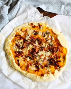 Tarte rustique butternut, bleu, lardons