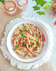 Nouilles aux légumes sauce cacahuète