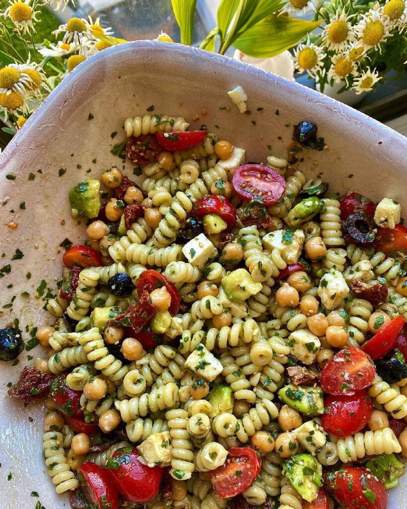 Salade de pâtes tomate-avocat-mozza