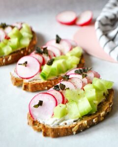 Tartines fraîcheur concombre radis fromage frais