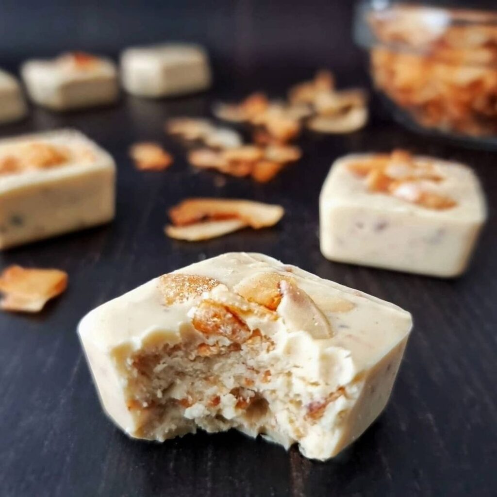 Cubes de chocolat blanc et noix de coco caramélisée