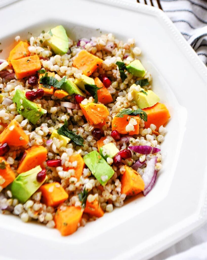 Salade de sarrasin, patate douce avocat oignon rouge
