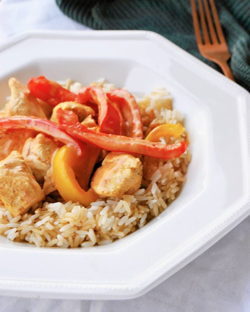 Poêlée de poulet aux poivrons, sauce crémeuse à la moutarde au piment d&rsquo;espelette