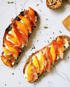 Tartine sucrée salée nectarine speck ricotta