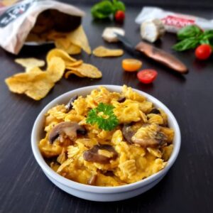 Oeufs brouillés aux champignons chèvre et chips