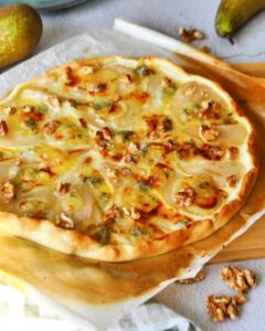 Pizza poire fromage bleu miel et noix